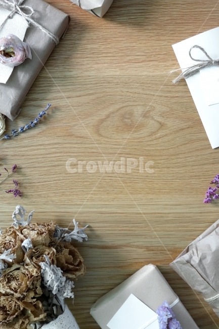 gift,dryflower,deco,string,woodbackground,dried flower,paper packaging,dried bouquet,gift box,prop,tag,event,decoration,dried flowers,texture,accessories,ribbon,packaging,flower,wrapping paper,gift wrapping,letter,giftbox,frame,object
