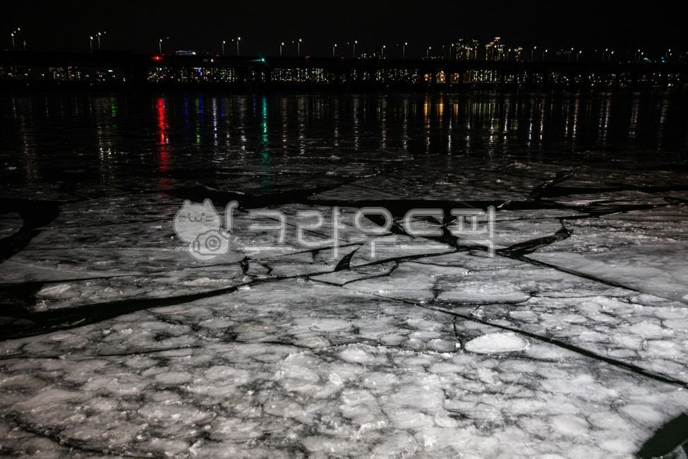 한파,얼어붙은,한강,한강다리,얼음,강물,서울,coldwave,frozen,hanriver,hanriverbridge,ice,riverwater,seoul