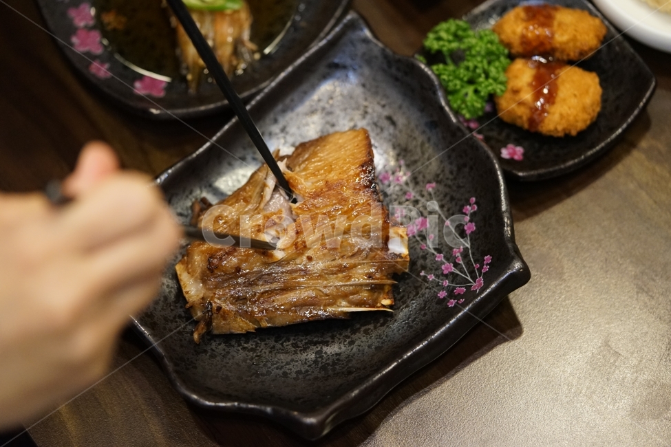 생선,생선구이,안주,안주거리,먹방,먹거리,술안주,소주안주,음식,식사,모임,젓가락,구이,술자리,식욕,일식,음식,식재료,요리,food,cook,meal,dishes,food reserves,수산물,해산물,fishery products,seafood