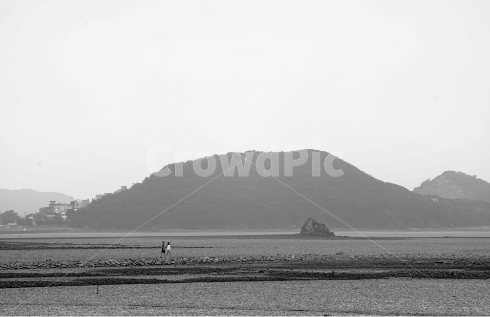 바다,사람,친구,동행,갯길,바닷길,자연,풍경,nature,landscape,한국자연풍경,한국자연경관,korea nature landscape,사람,인물,인간,human,person,흑백,모노톤,monochrome,black and white,outdoors,옥외