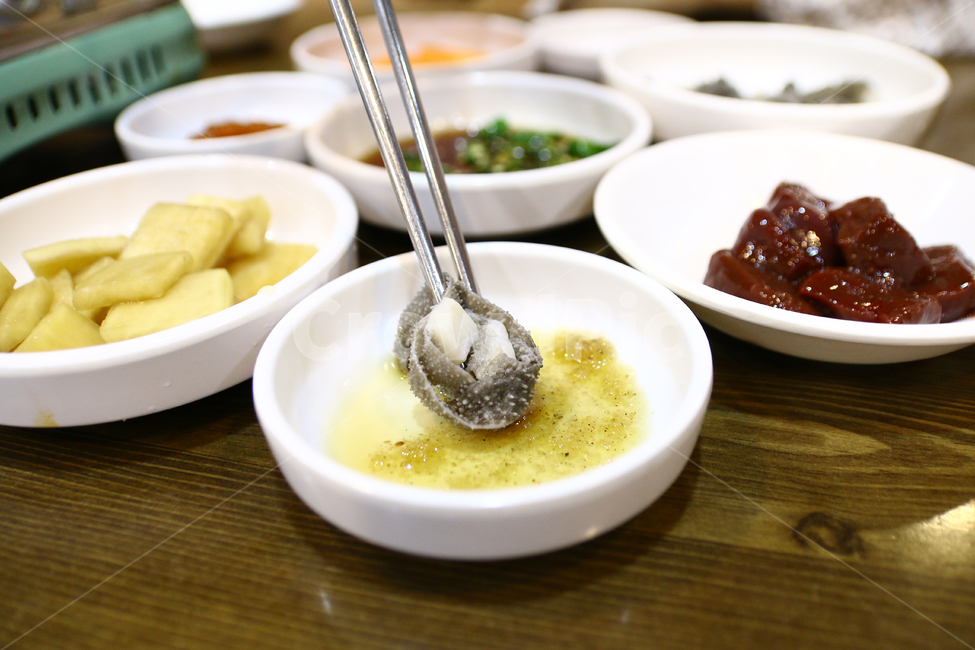 간,생간,선지,상차림,천엽,부추,곱창구이,곱창집,기본반찬,반찬,음식,요리,간장,양념,외식,음식점,부추무침,기름장,신선한,야채,식당,곱창구이집,한국음식,음식문화,음식,식재료,요리,food,cook,meal,dishes,food reserves