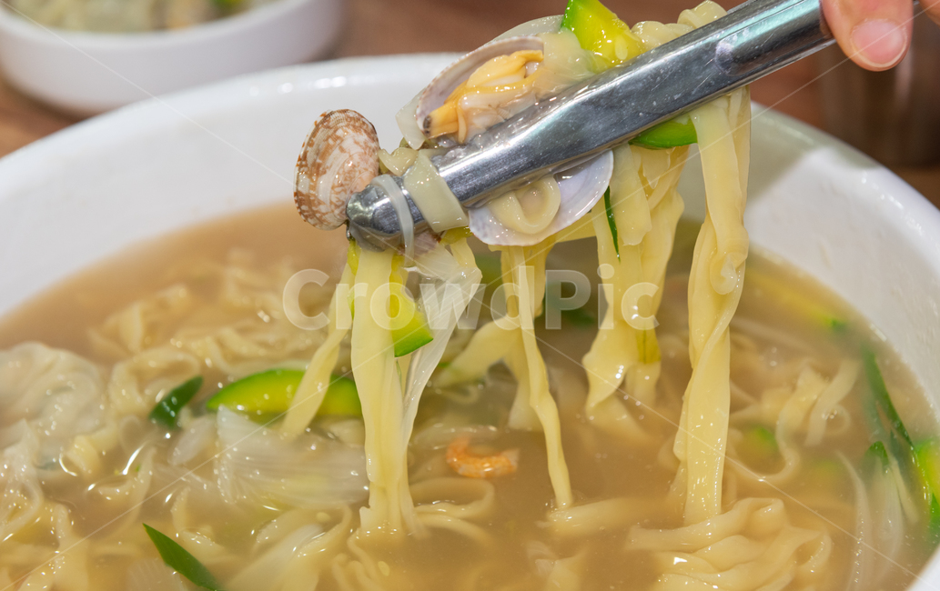 pepper,seasoning,tableware,soup,onion,seashell,noodle,Kalguksu,green onion,bowl,vegetable,hand kalguksu,Korean food,clams,cooking,boil,seafood,dumpling,Korean cuisine,tongs,Korean,clam kalguksu,food,meal,korea,dish,Seafood Kalguksu,plant,clam,pumpkin,Nood