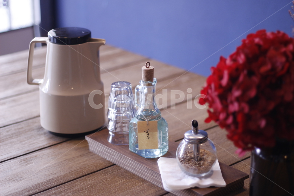 카페,인테리어,소품,꽃,물병,커피,카페,coffee,cafe,인테리어,실내디자인,interior design