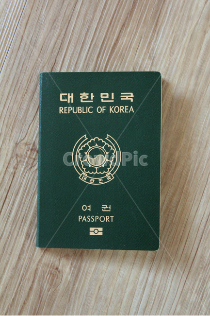 여권,한국여권,passport,대한민국여권,id,사물,물건,business,card,citizen,emigration,identification,identity,international,korea,pass,republicofkorea,security,wooden,한국,대한민국,정면,흰배경,녹색,초록색,그린,흰색,탑앵글,탑뷰,여행,휴가,traveling,vacation,trip,사물,물건,오브젝트,thing,object,matter