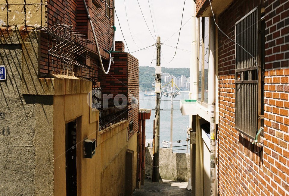 골목,바다도시,바다마을,street,거리,통로,벽돌,brick,path,골목길,alley,town,도시,road,도로,city,시티,building,건물,urban,어반,walkway,보도