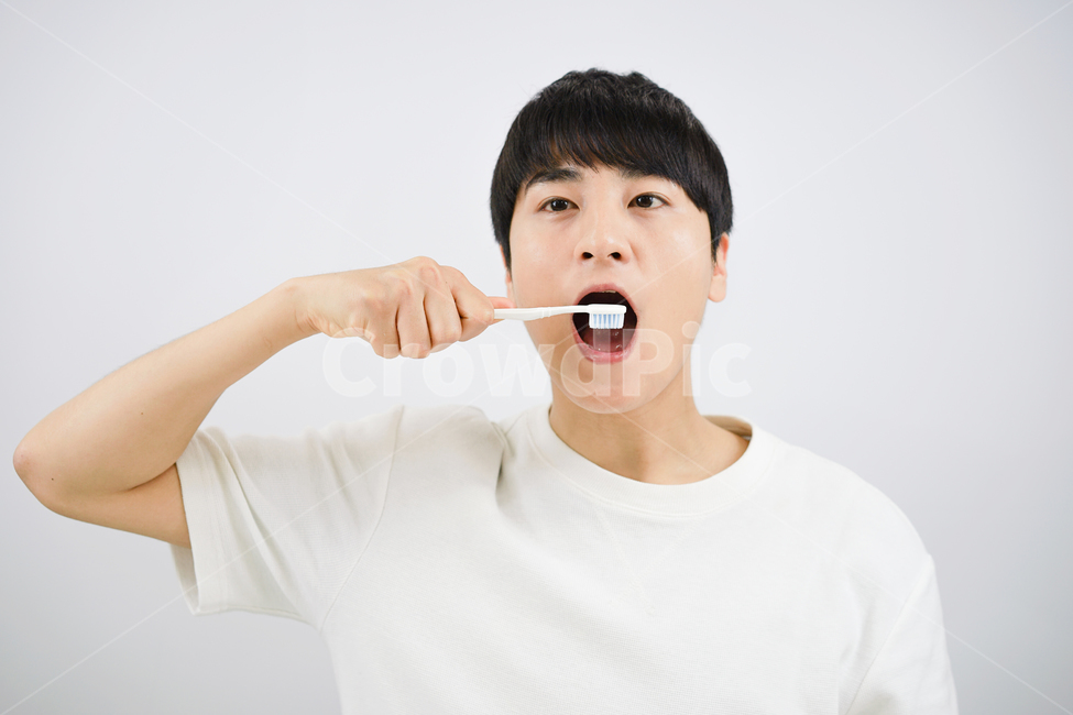 남자,뷰티,양치,양치질,칫솔,남성,그루밍족,사람,인물,인간,human,person,남성,남자,man,male
