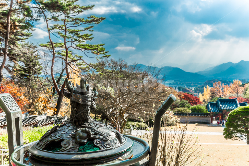 현충사,향로,금속공예,가을,풍경,단풍,한국전통,한국문화,korean traditional,korean culture,조각상,동상,석상,조형물,statue,bronze statue,stone statue,사물,물건,오브젝트,thing,object,matter