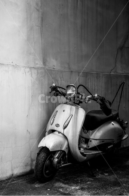 스쿠터,흑백사진,오토바이,motorcycle,vehicle,scooter,흑백,모노톤,monochrome,black and white