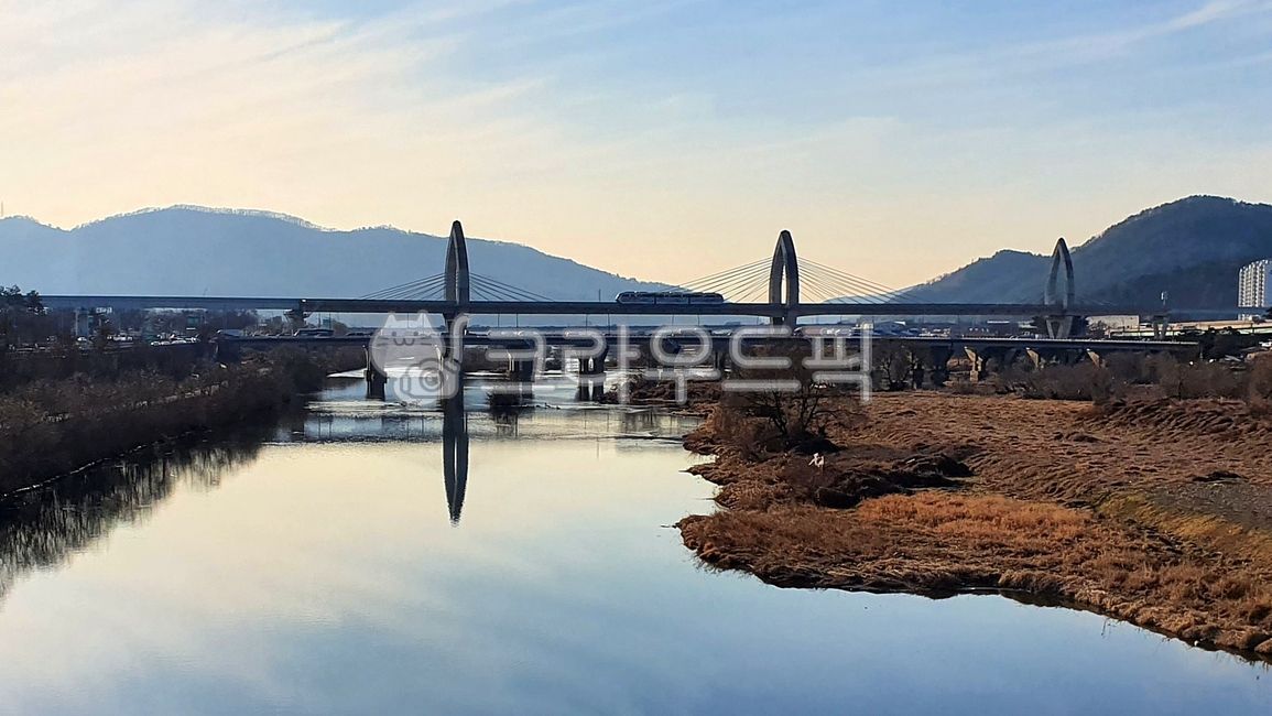 Geumho Bridge,Paldal Bridge,Line 3,overground train,monorail,Waryongsan Mountain,bicycle path,city train,Geumho River,bridge,river,Daegu,Geumho River Bicycle Path,Bukgu