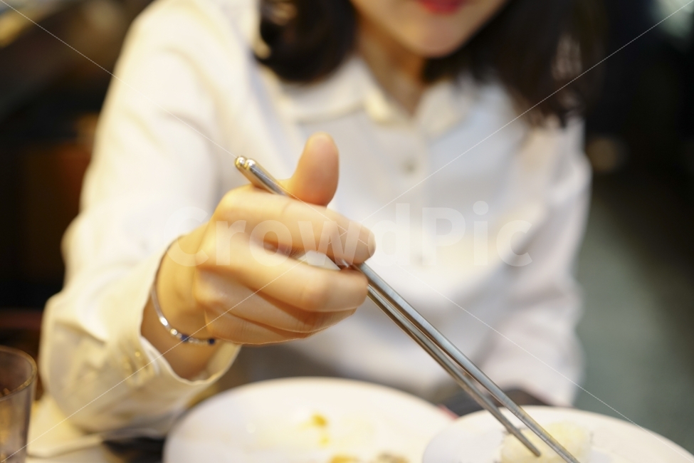 여자,소녀,먹방,젓가락,여인,손,젓가락질,음식,푸드,식사,먹부림,그녀,사람,인물,인간,human,person,여성,여자,woman,female,lady