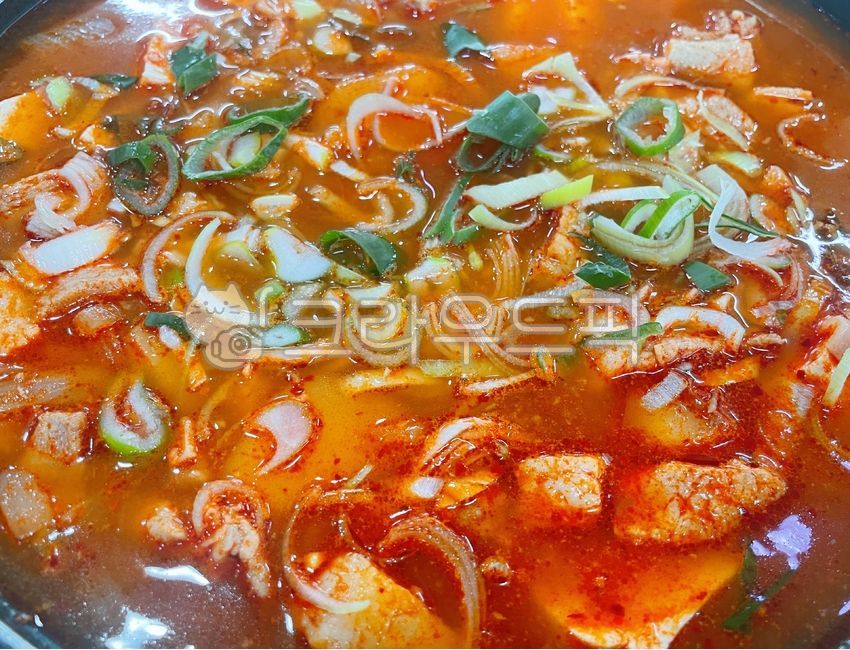 돼지고기고추장찌게,고추장찌개,돼지고기고추장찌개,고추장찌게,고추장돼지고기찌게,찌개,찌게,고추장돼지고기찌개,돼지고기,돼지,고기,육류,음식,식사,두부,감자,대파,파,야채,채소,meal,food,pork,meat