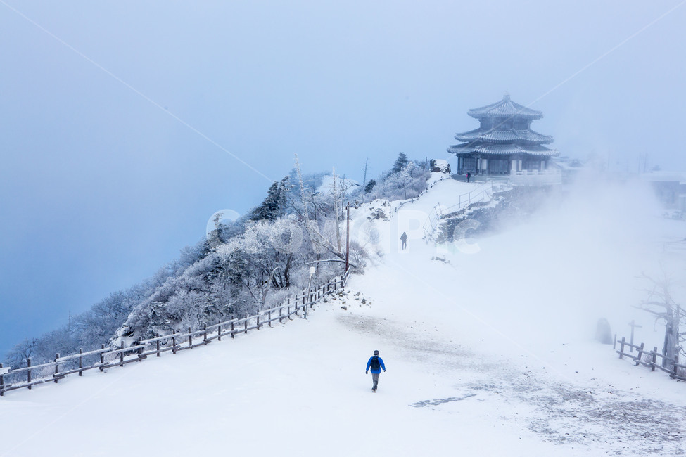 풍경,눈보라,겨울산행,상고대,자연,겨울,계절,winter,season,자연,풍경,nature,landscape,한국자연풍경,한국자연경관,korea nature landscape,outdoors,옥외,person,사람,human,인간