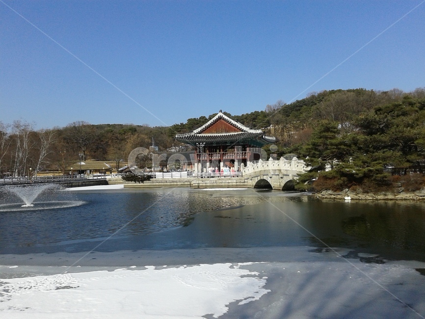 눈,정자,호수,분수대,얼음,겨울,계절,winter,season,자연,풍경,nature,landscape,architecture,건축물,building,건물,temple,신전