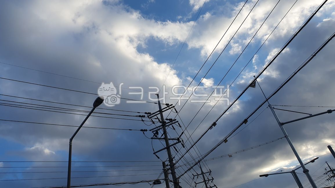 하늘,구름,흰구름,가로등,전신주,전깃줄,관통,하늘빛,cable,케이블,utilitypole,powerlines,전력선