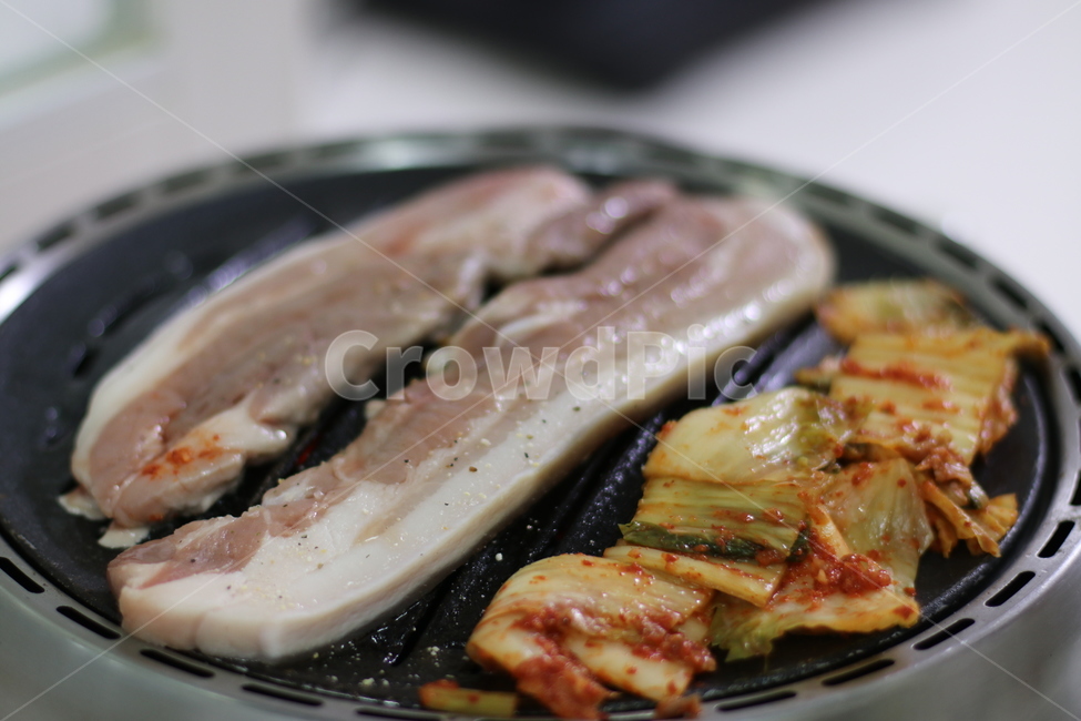 바베큐,삼겹살,오겹살,고기,돼지고기,김치,후추,허브솔트,버너,캠핑,저녁,식사,고기반찬,음식,food,kimchi,pork,meat,맛있는,먹음직스러운,음식,식재료,요리,food,cook,meal,dishes,food reserves,육류,고기,meat