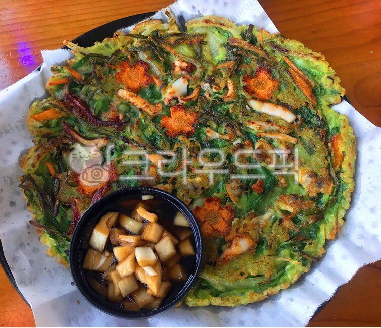 해물파전,파전,부침개,해물부침개,부침,dish,요리,food,음식,meal,식사,여채,채소,막걸리안주,야식,전통,전통음식,해산물,파,별미,한식,한국음식,한국요리,양념,간장,식재료,해물전,해물,전,먹방,맛있는,안주,술안주