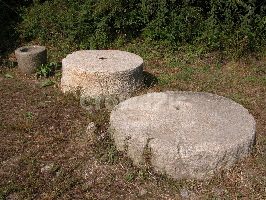 맷돌,ground,바닥,둥근맷돌,둥근돌,절구