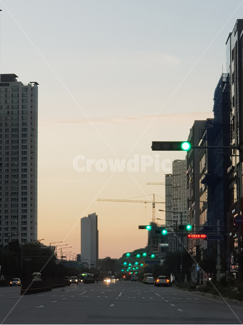 도로,도시,파란불,greenlight,신호,노을,저녁,도시,풍경,city,landscape,한국도시풍경,한국도시경관,korea cityscape,metropolis,중심지,building,건물,시티,town,urban,어반,road,transportation,교통,car,차,vehicle,차량,automobile,자동차
