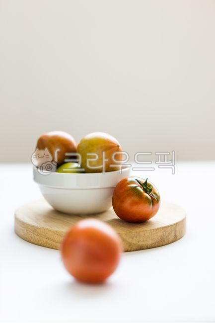 close up,tableware,fruit,recipe,health,plate,tomato,vegetable,many,inside,food,Daejeo Tomato,background,copy space,Food Ingredients,diet,cooking,fresh,table,organic