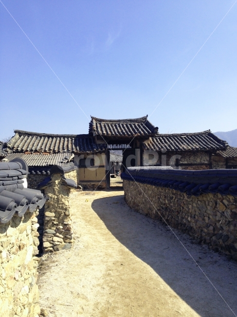 기와집,기와,전통,옛날집,지붕,집,타일,건축,건물,주거,거주,파란색,관광,원추형,유산,하늘,원뿔형,흰색,기념물,기념,원추형지붕,건조,돌,골방,역사적,전형적인,덮다,그림,굴뚝,근접,촬영,문,창,한국,흙,황토,문화,전통문화,건축물,시골,옛날,한국전통,한국문화,korean traditional,korean culture