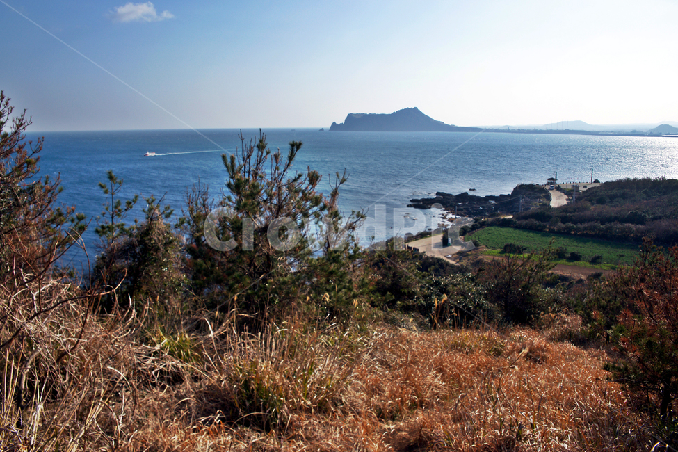 쇠머리오름,우도,제주,올레11코스,섬머리,바다,성산일출봉,밭,자연,풍경,nature,landscape,한국자연풍경,한국자연경관,korea nature landscape,제주도,jeju,jeju island,outdoors,옥외,land,땅,water,물,shoreline,해안선,sea,ocean,대양,promontory,곶
