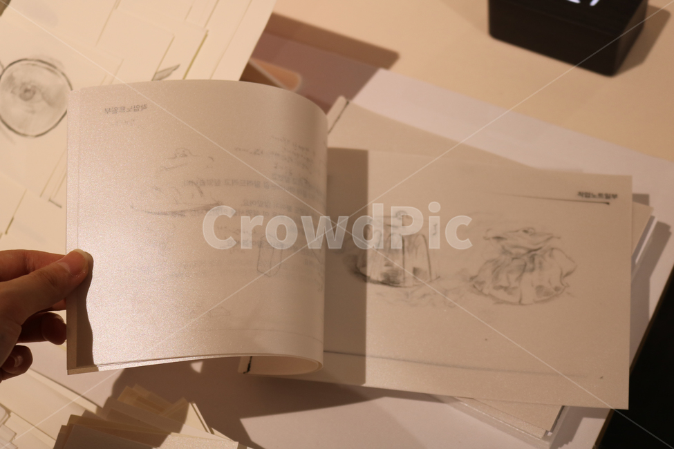 책읽는,손,책,hand,book,서점,전시,펼치는,책펼치는,그림자