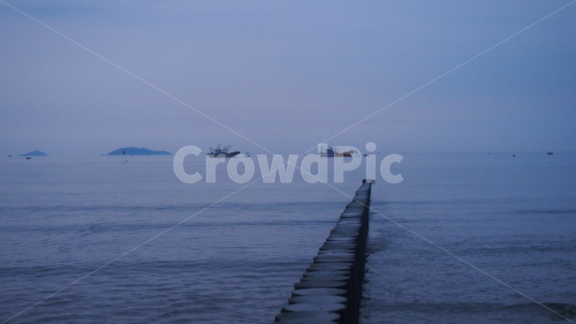 바닷가,바다,다리,외나무,통나무,길,해안선,배,썰물,분위기,blue,sea,ship,파도,안면도,섬,어업,어부,외로움,쓸쓸함,자연,풍경,nature,landscape,water,물,transportation,교통,boat,보트,vehicle,차량,waterfront,워터 프론트
