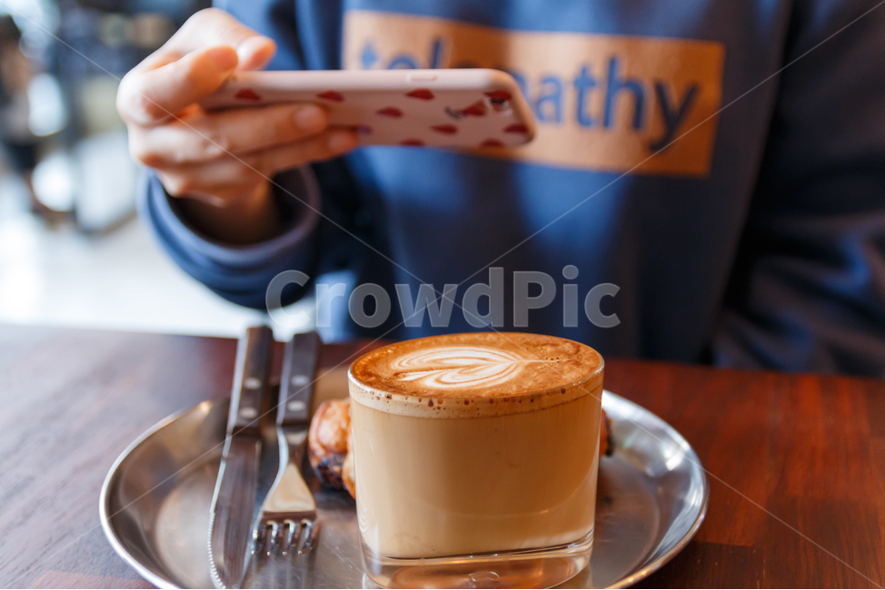 Bakery Cafe,latte art,snack,cutlery,confectionery,cell phone,baking,beverage,soft,hand,rest,bread,bakery,smartphone photo,food photography,Latte,delicious,food,Pain au chocolat,lifestyle,certifying shot,Tray,fork,knife,pastry,cafe,dessert,coffee,sweet,Sma