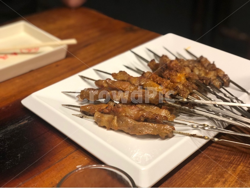 양꼬치,소꼬치,야식,음식,꼬치음식,꼬치,아웃포커싱,skeweredfood,skewer,mutton,양고기,중국음식,chinese,chinesefood,food,plate,dish,요리,접시