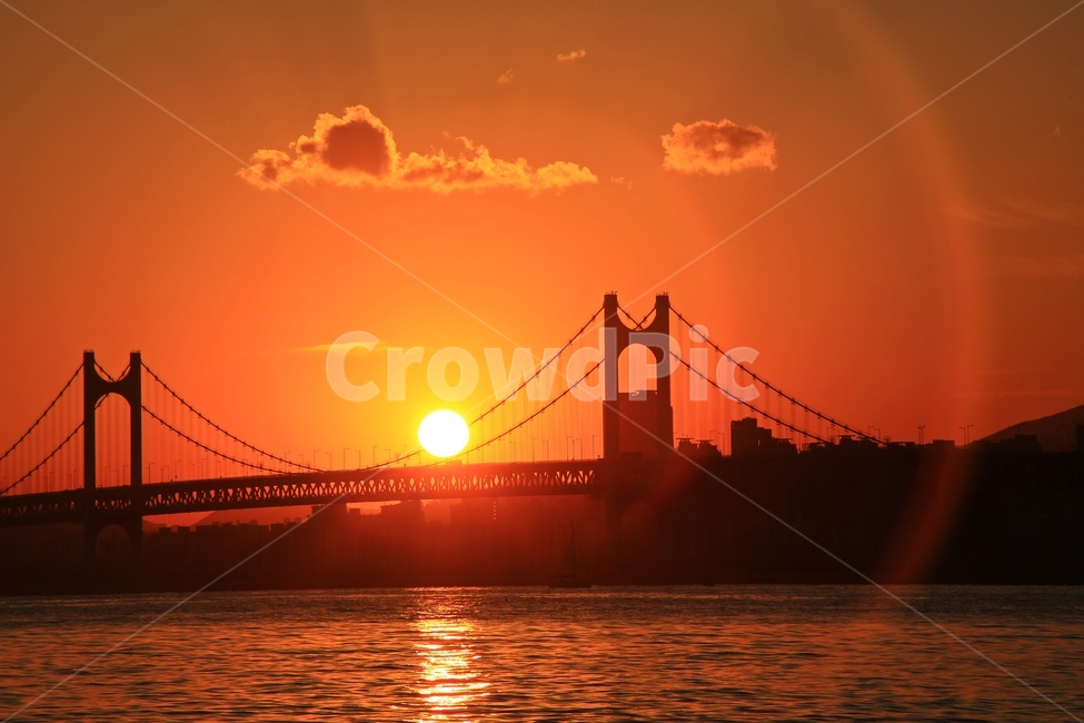 bridge,다리,building,건물,nature,자연,outdoors,옥외,sunset,일몰,dusk,황혼,redsky,붉은하늘,sky,하늘,sunlight,햇빛,부산,광안대교,광안대교일몰,해넘이