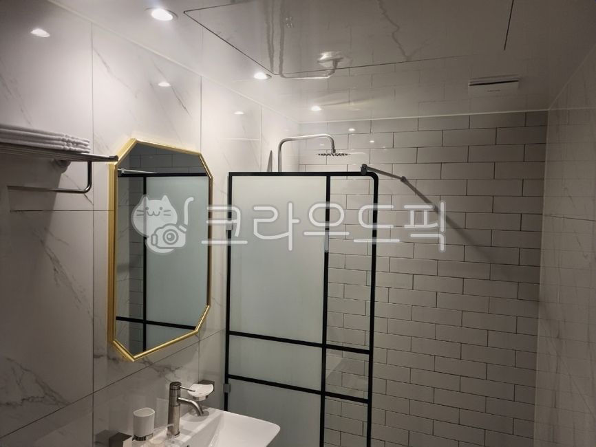 화장실,세면대,거울,샤워기,해바라기샤워기,인테리어,욕실,toilet,washstand,mirror,shower,sunflowershower,interiordesign,bathroom,리모델링,remodelling,타일,tiles,조명,lighting,전등,electriclight,빛,라이트,indirectlighting,indirectillumination,조명등,간접조명등,led간접조명등,ledindirectlighting,ceilinglight,천장조명,right,나무,tree,wood,인테리어조명,인테리어전등,interiorlamp,interiorlighting,전구,bulb,인테리어전구,interiorlightbulb