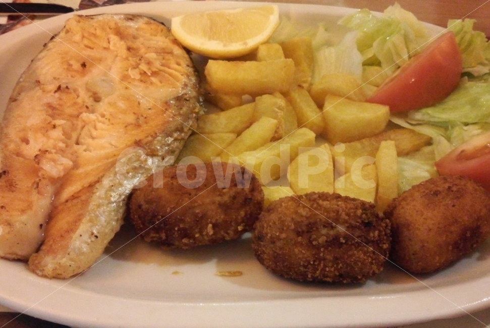 연어스테이크,연어,스페인,스페인여행,양식,스테이크,고로케,감자튀김,spain,spaintravel,steak,fish,음식,식재료,요리,food,cook,meal,dishes,food reserves,양식,서양음식,서양요리,western food,western dishes,western meal,western cook
