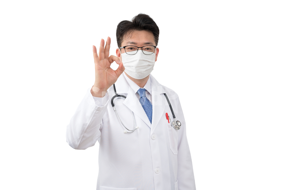 의사,건강,보건,의료,1명,1인,한국인,중국인,일본인,아시아인,남자,중년,중장년,하얀배경,40대,50대,카피스페이스,여백,닥터,청진기,건강관리,병원,유니폼,흰색배경,하얀배경,누끼,흰색,하얀색,공간,카피스페이스,마스크,일회용,일회용마스크,전염,전염병,상반신,핸드모션,손짓,바이러스,방역,코로나바이러스,covid19,ok,코로나,코로나19,건강,헬스웨어,헬스케어,healthware,health care,의료,의학,병원,medical,hospital,clinic