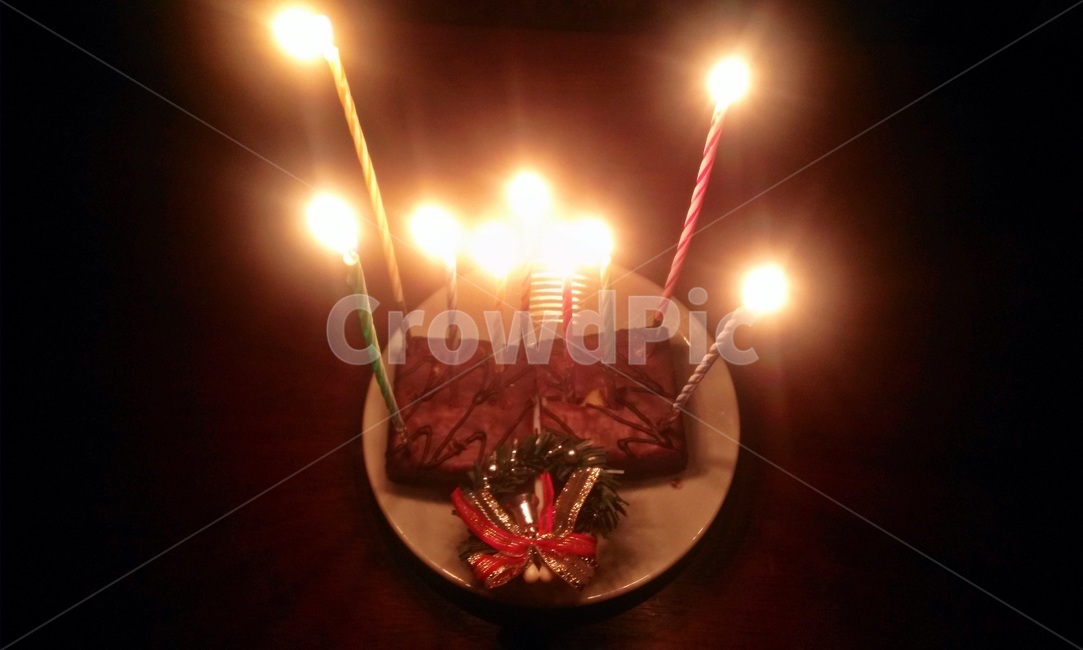 생일,생일케이크,케이크,초콜릿케이크,초,촛불,축하,달콤한디저트,어두운배경,빛나는촛불,기념일,작은케이크,리본장식,파티분위기,따뜻한조명,소원빌기,이벤트,달콤함,파티소품,가정파티,홈파티,케이크데코,크리스마스느낌,리본,특별한날,초불기,가족모임,잔잔한불빛,촛불조명,로맨틱무드,깜깜한공간,사소한행복,어린이생일,달콤한케이크,기쁨,행복한순간,간단한파티,케이크토퍼,휴일,축하무드,기념일,축하,anniversary,congratulation,celebrate,celebration
