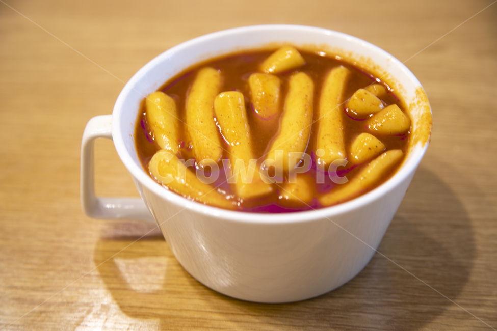떡볶이,떡,그릇,손잡이,탁자,식탁,음식,국물,고추장,고춧가루,먹거리,군것질,맛있는,요리,식품,식사,분식,간식,떡살,국물떡볶이,매콤한,매운,맛,매운맛,오브젝트,음식,식재료,요리,food,cook,meal,dishes,food reserves,한식,한국음식,한국요리,korean food,korean dishes,korean meal,korean cook
