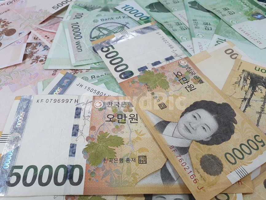 돈,현금,오만원권,만원권,오천원권,돈더미