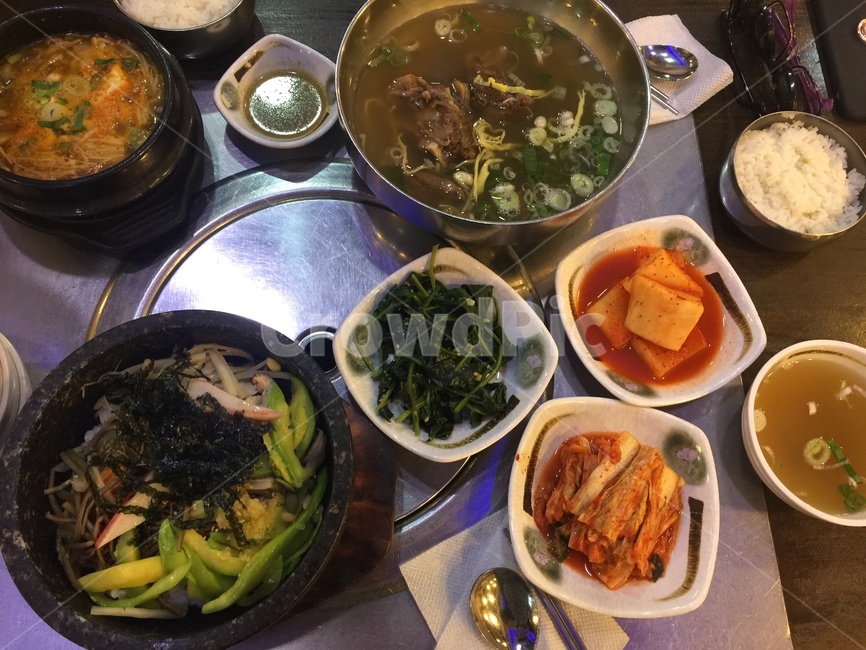 한국음식,갈비탕,반찬들,돌솥비빔밥,깍두기,김치