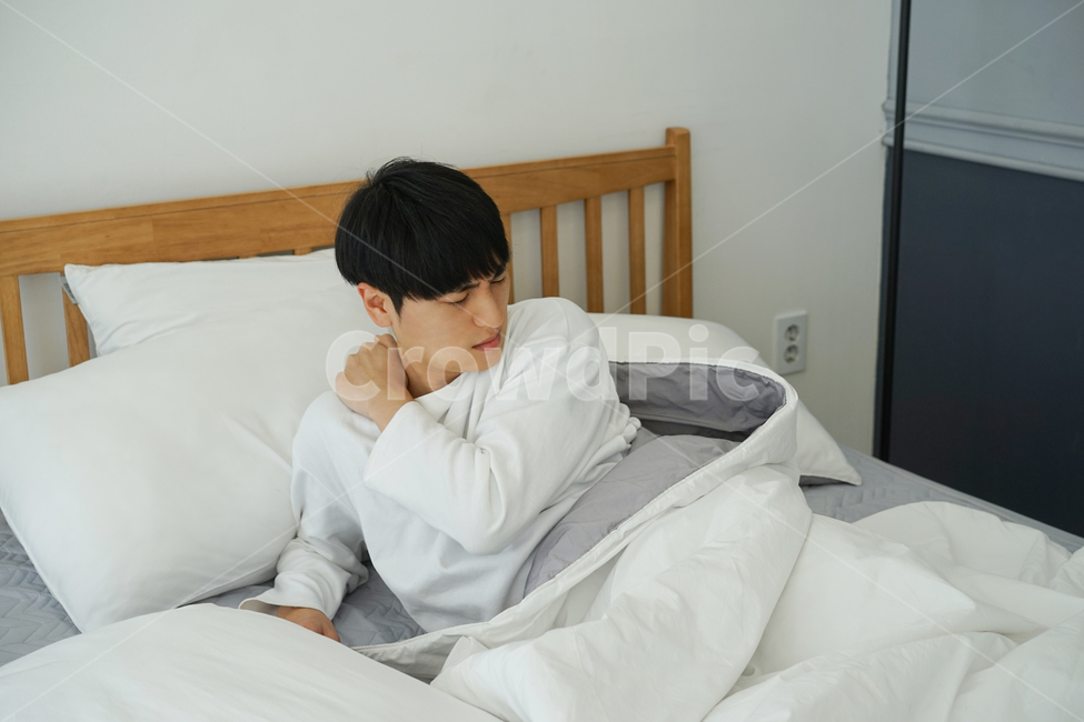 남성,남자,침대,침실,방,실내,이불,아침,어깨,기상,사람,인물,인간,human,person,남성,남자,man,male