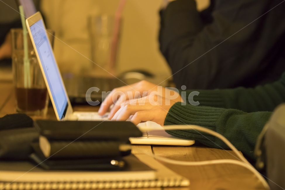 회의,토론,의논,작성,회의중,서기,코멘트,사람,인물,인간,human,person,신체일부,몸,body,정보통신기술,전자기기,전자제품,it,information,technology,electronic equipment,비즈니스,사업,business,service,work