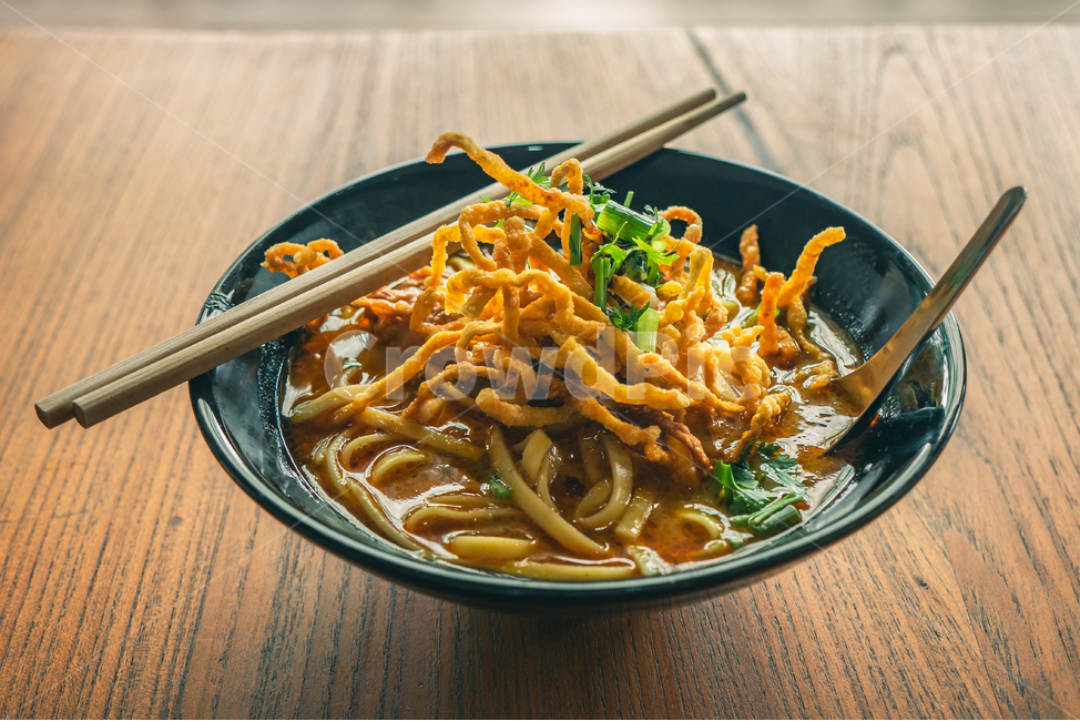 태국요리,카오소이,카레누들,커리누들,커리,클로즈업,음식사진,태국음식,태국전통음식,카레,국수,누들,noodles,curry,kaosoi,thaifood,나무테이블,음식,식재료,요리,food,cook,meal,dishes,food reserves,면류,면요리,noodles