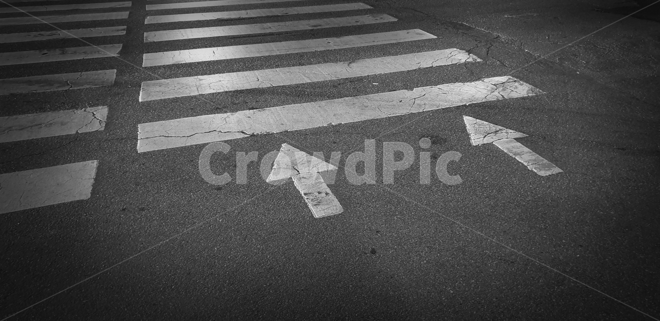 횡단보도,화살표,길거리,일자형,일자형횡단보도,흑백,모노톤,monochrome,black and white,교통,교통수단,traffic,transportation