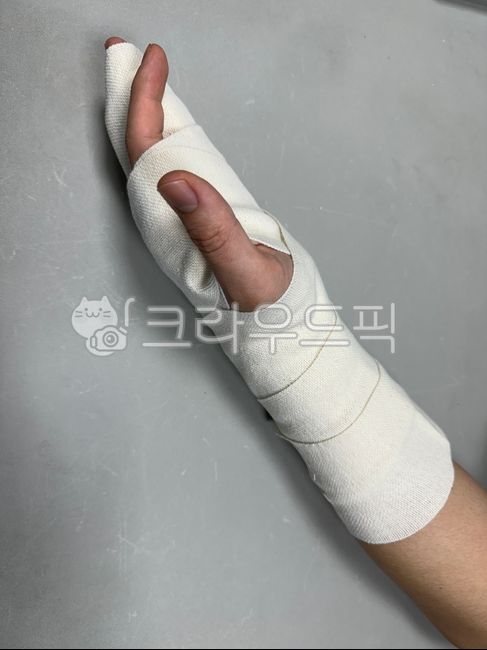 hand,wrist,손목,반깁스,shortarmsplint,splint,arm,반기부스,반기브스,손,손가락,skin,finger,사람,person,피부,신체부위,bodypart,압박붕대,eb,elasticbandage