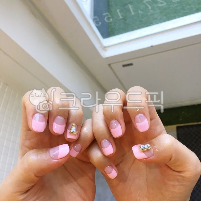 Nail,nail art,nail salon,pink nail,stone art,French Nail,stone nail,hand