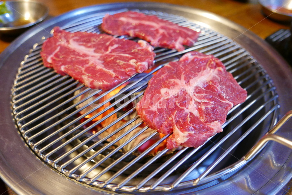 소고기,소,고기,숯,숯불,직화구이,구이,고기굽기,음식,요리,육류,cook,meal,food,meat,음식,식재료,요리,food,cook,meal,dishes,food reserves,육류,고기,meat