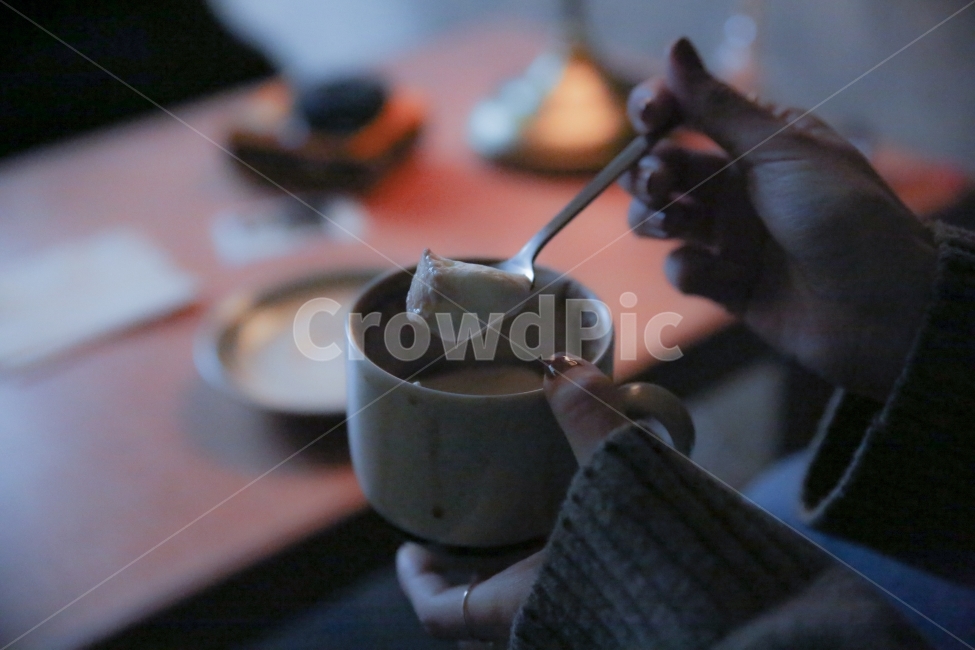cafe,coffee,cream,creamlatte,라떼,커피,크림,크림라떼,카페,분위기,따뜻함,실내,inside,desk,책상,방,커피,카페,coffee,cafe,감성,sensible,feeling