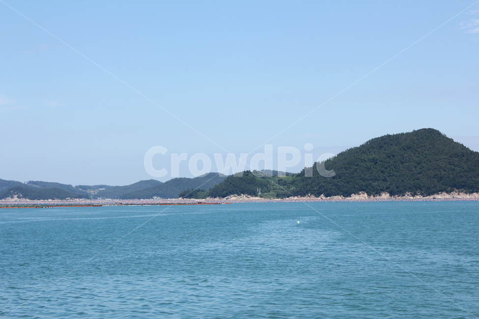 beach,blue,coast,coastline,day,far,island,mountain,nature,ocean,sea,sky,water,wave,하늘,구름,파랑,블루,먼산,산,섬,바다,물결,푸른바다,풍경,자연,파란색,양식,양식장,어업,어촌,바닷물,에메랄드빛,낮,자연,풍경,nature,landscape,land,땅,outdoors,옥외,대양,물,shoreline,해안선,연안