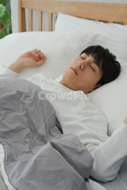 침대,이불,침실,방,남자,남성,수면,취침,잠,낮잠,늦잠,사람,인물,인간,human,person,남성,남자,man,male