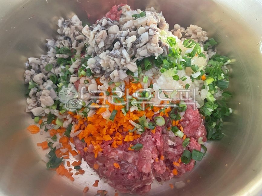 동그랑땡재료,재료준비,동그랑땡반죽,반죽,갈은고기,다짐육,다진고기,소고기,돼지고기,돼지,소,고기,육류,야채,채소,음식,요리,식재료,재료,food,dish,cook,pork,meat