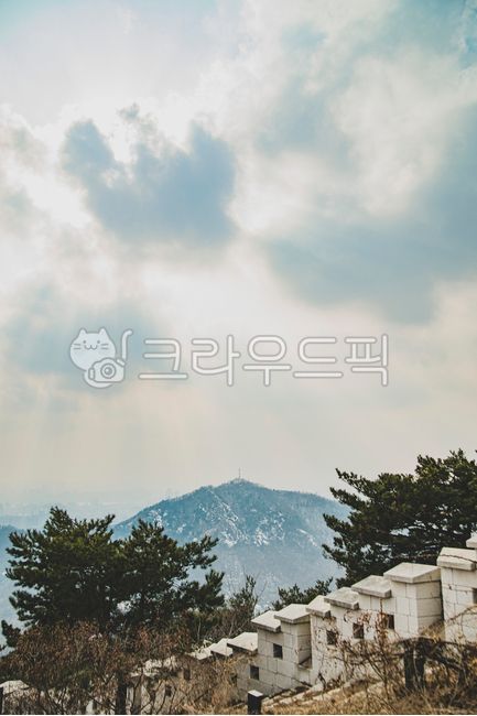 인왕산,인왕산정상,서울전경,서울풍경,서울시풍경,흐린날,미세먼지,서울미세먼지,종로구,서대문구,등산,인왕산등반,등반,산악,산악회,햇살,설산,눈덮인산,종로,mountain,tracking,hiking,climbing,hike,climb,성곽,성곽길,castle,fortress,stronghold,fortresstrail