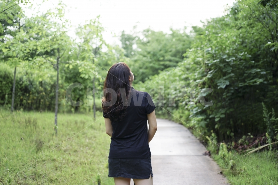 	미용실,헤어샵,퍼머,스타일,손질,뒷태,여자,머리스타일,여성,웨이브펌,웨이브,헤어스타일,굵은웨이브,헤어숍,세팅펌,사람,인물,인간,people,person,woman,female,뷰티,미용,길,거리,감성,인물샷,여름,계절,summer,season,사람,인물,인간,human,person,여성,여자,woman,female,lady,shorts,반바지